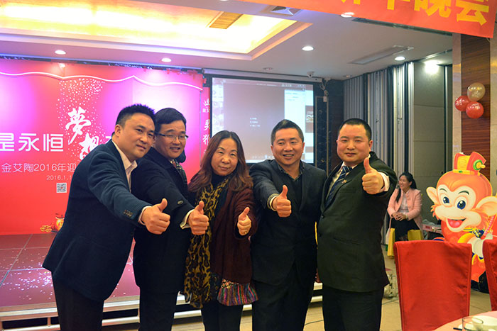 东升国际官网辅导和媒体人金大姐合影留想
