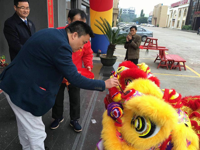东升国际官网瓷砖营销总经理罗胜给狮子点睛