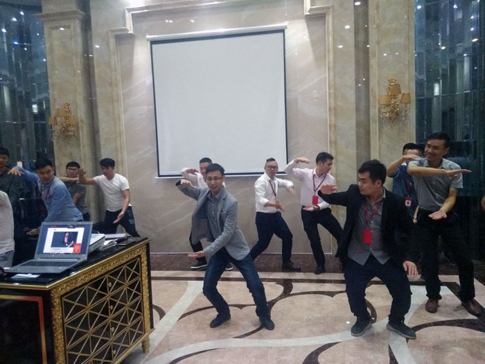 2017年11月2日晚，性命不息，进建不止东升国际官网法定进建日，11月全公司人员进建会圆满实现，一路分享《干法》，乐于工作，开心生涯，即便在磨难中，只有拼命工作，就能带来不成思议的好运。过好每一天，就是成功之路！